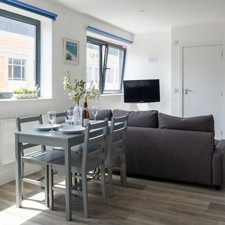 Modern One Bedroom Apartment In Town Centre & 4 Min To The Beach บอร์นมัธ ภายนอก รูปภาพ