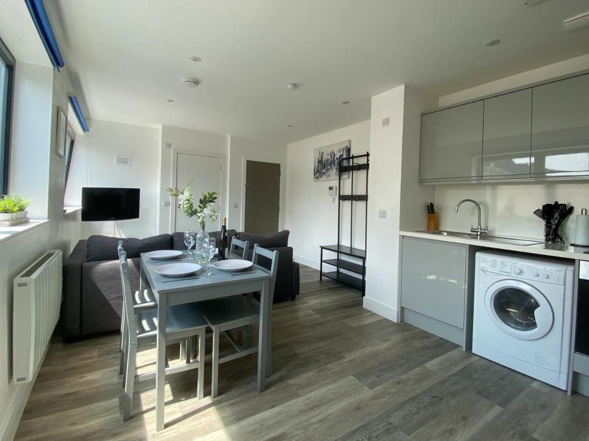 Modern One Bedroom Apartment In Town Centre & 4 Min To The Beach บอร์นมัธ ภายนอก รูปภาพ