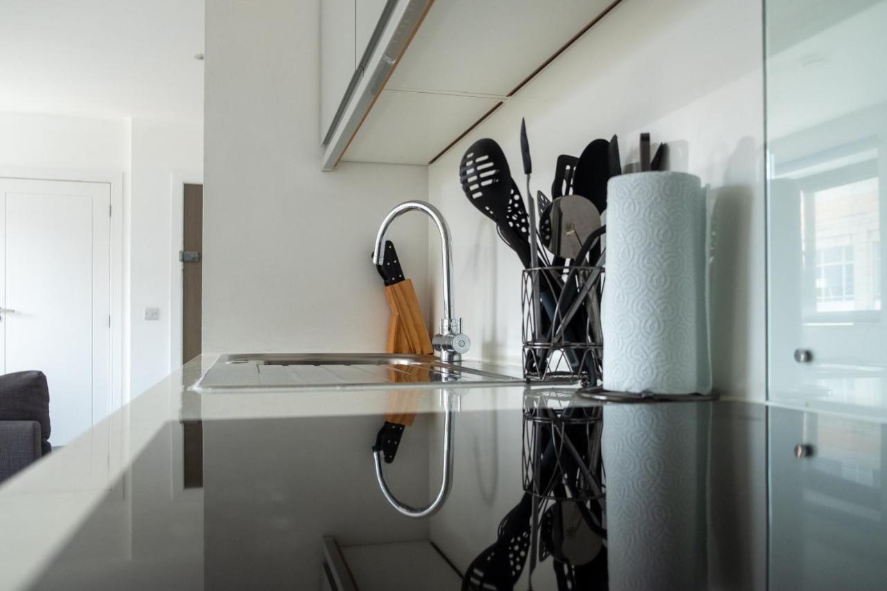 Modern One Bedroom Apartment In Town Centre & 4 Min To The Beach บอร์นมัธ ภายนอก รูปภาพ