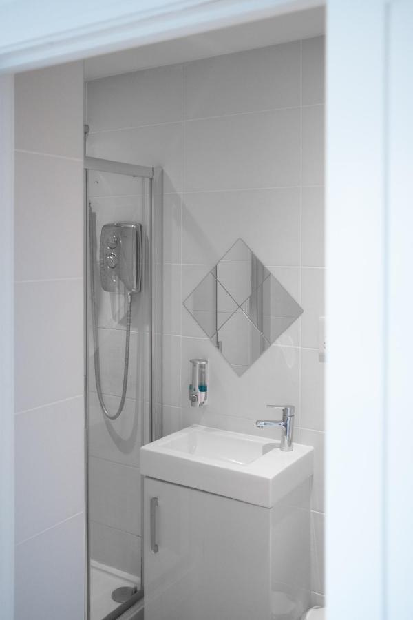 Modern One Bedroom Apartment In Town Centre & 4 Min To The Beach บอร์นมัธ ภายนอก รูปภาพ