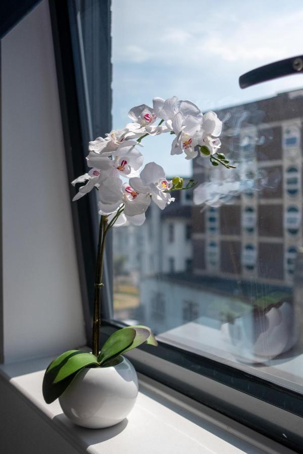 Modern One Bedroom Apartment In Town Centre & 4 Min To The Beach บอร์นมัธ ภายนอก รูปภาพ