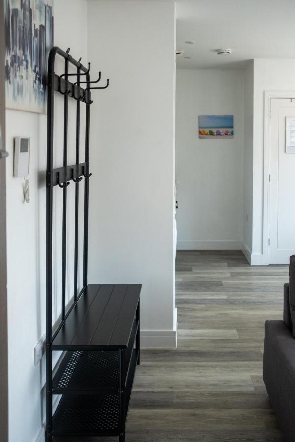 Modern One Bedroom Apartment In Town Centre & 4 Min To The Beach บอร์นมัธ ภายนอก รูปภาพ